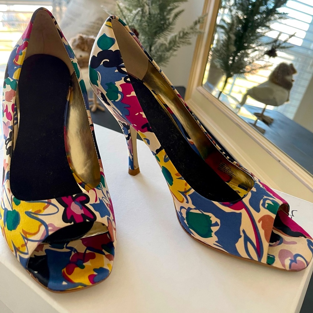 Floral pattern; peep toe; 7.5M